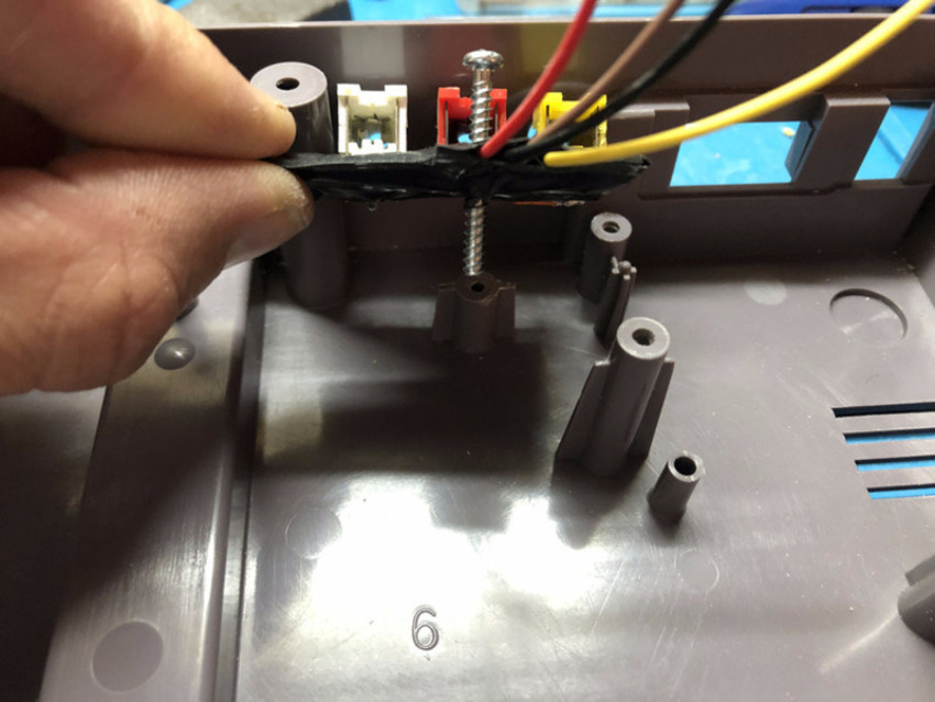 Nintendo NES Mod RCA - Positionnement du PCB - étape 1